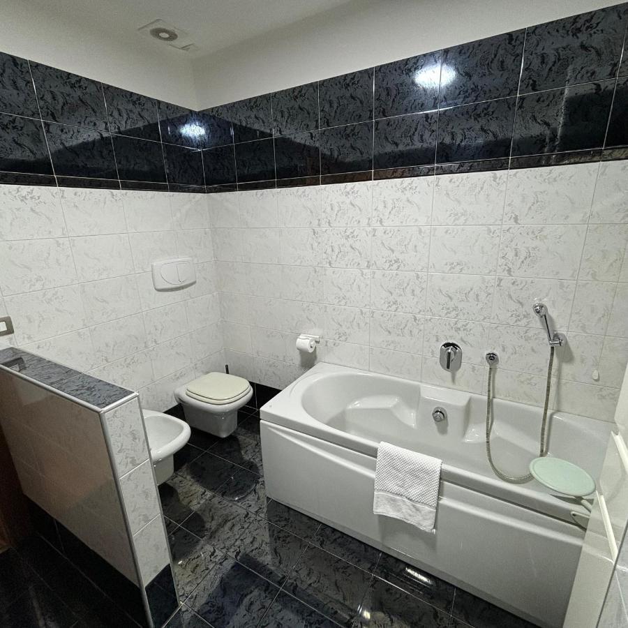 Essential Room & Parking In Centro Citta Con Parcheggio Privato E Wifi Potenza Exterior foto