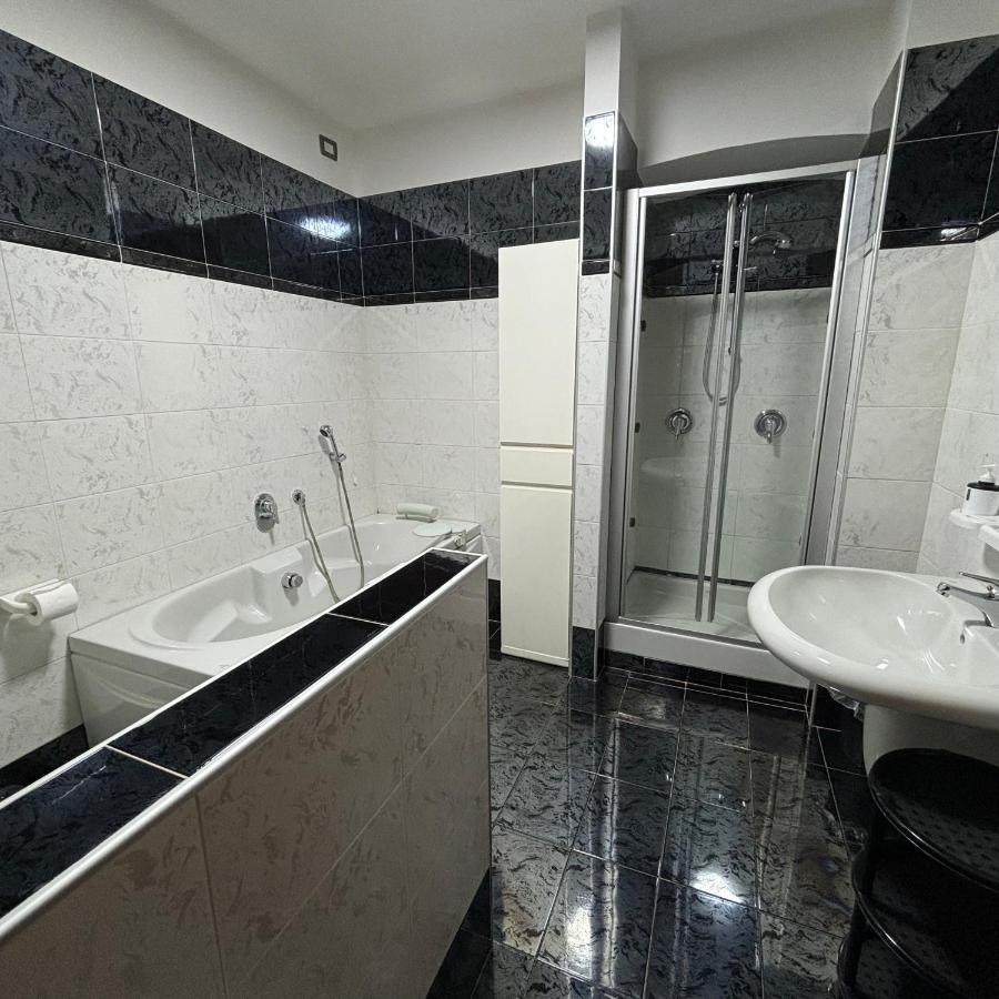 Essential Room & Parking In Centro Citta Con Parcheggio Privato E Wifi Potenza Exterior foto