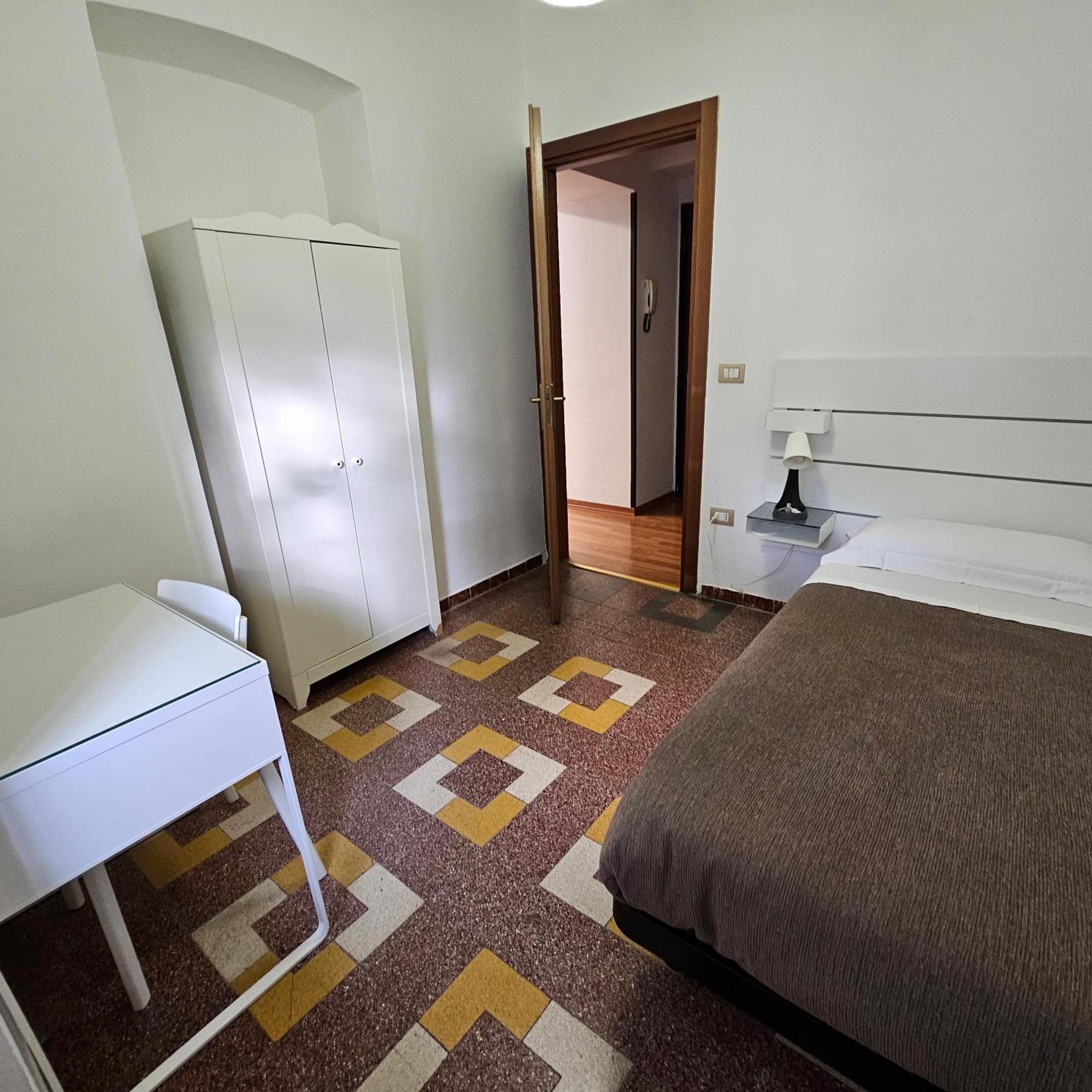 Essential Room & Parking In Centro Citta Con Parcheggio Privato E Wifi Potenza Exterior foto